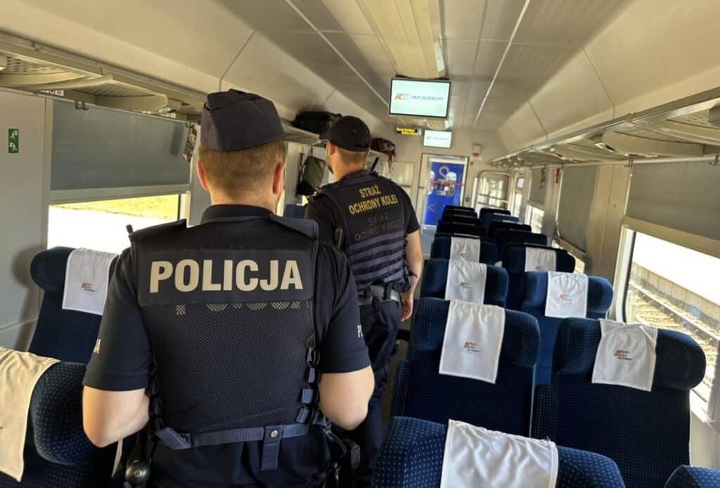 Ewakuacja pasażerów pociągu PKP Intercity. Po alarmie bombowym foto: SOK