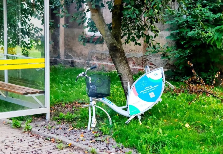 Uszkodzony jednoślad stał na przystanku autobusowym na os. Rogi, stając się niechlubną wizytówką tego miejsca.