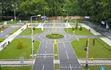 Zgodnie z przepisami obowiązek ten obejmuje również młodych użytkowników hulajnóg elektrycznych i urządzeń transportu osobistego (UTO).