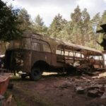 Autobus znajdował się w środku lasu i przez prawie 60 lat służył jako... magazyn na ule oraz altanka. Źródło: Muzeum Motoryzacji Wena w Oławie (FB)