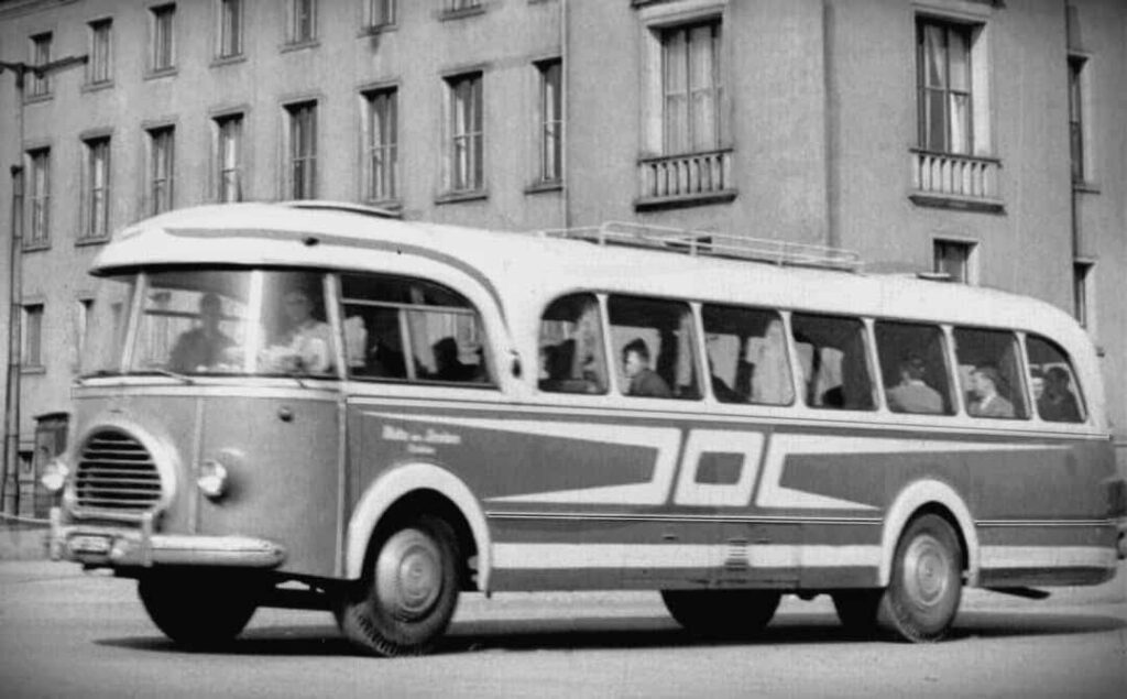 Autobus znajdował się w środku lasu i przez prawie 60 lat służył jako... magazyn na ule oraz altanka. Źródło: Muzeum Motoryzacji Wena w Oławie (FB)