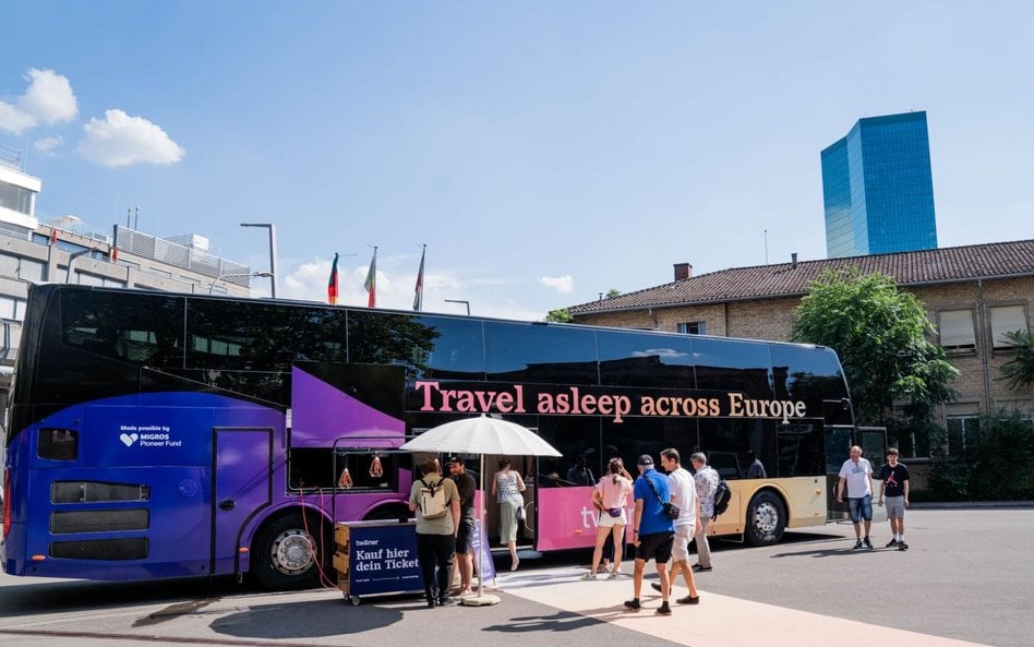 Szwajcarska firma Twiliner uruchamia pierwsze w Europie nocne autobusy z miejscami leżącymi.