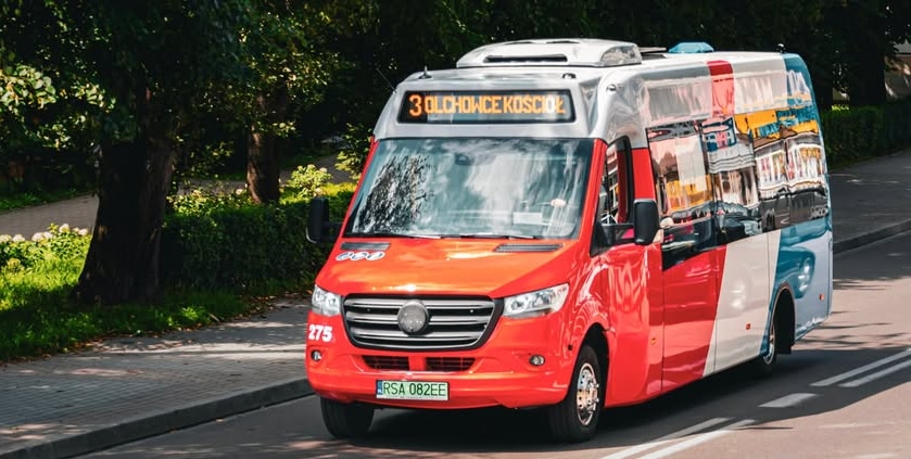 Sanok już jeździ na prądzie. Trzy elektryczne MiniCity od Autometu na liniach miejskich