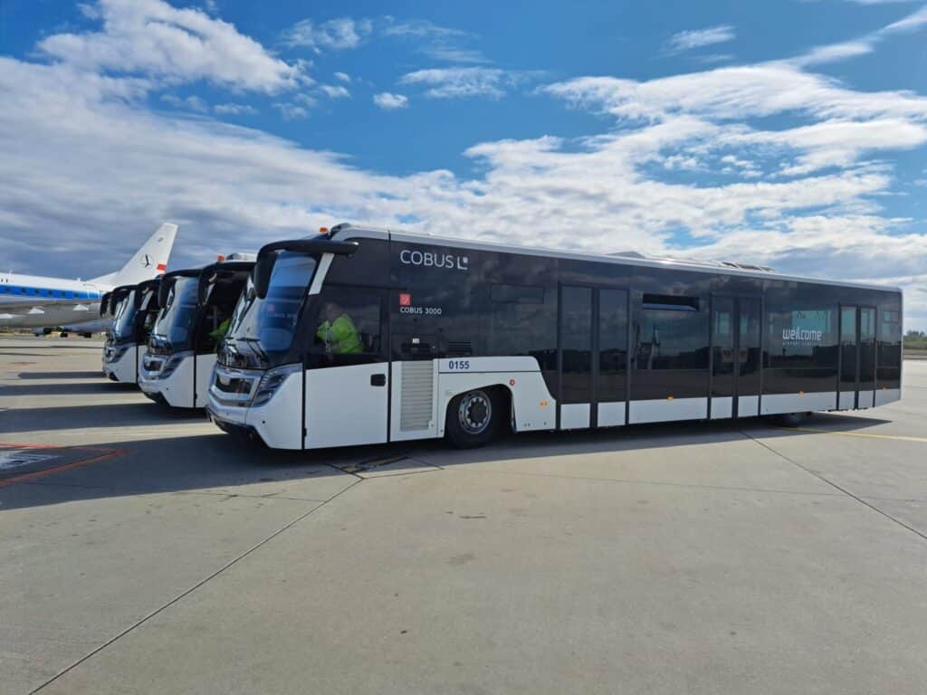 Welcome Airport Services wzmacnia flotę – pięć autobusów COBUS 3000 na Lotnisku Chopina / fot. WAS