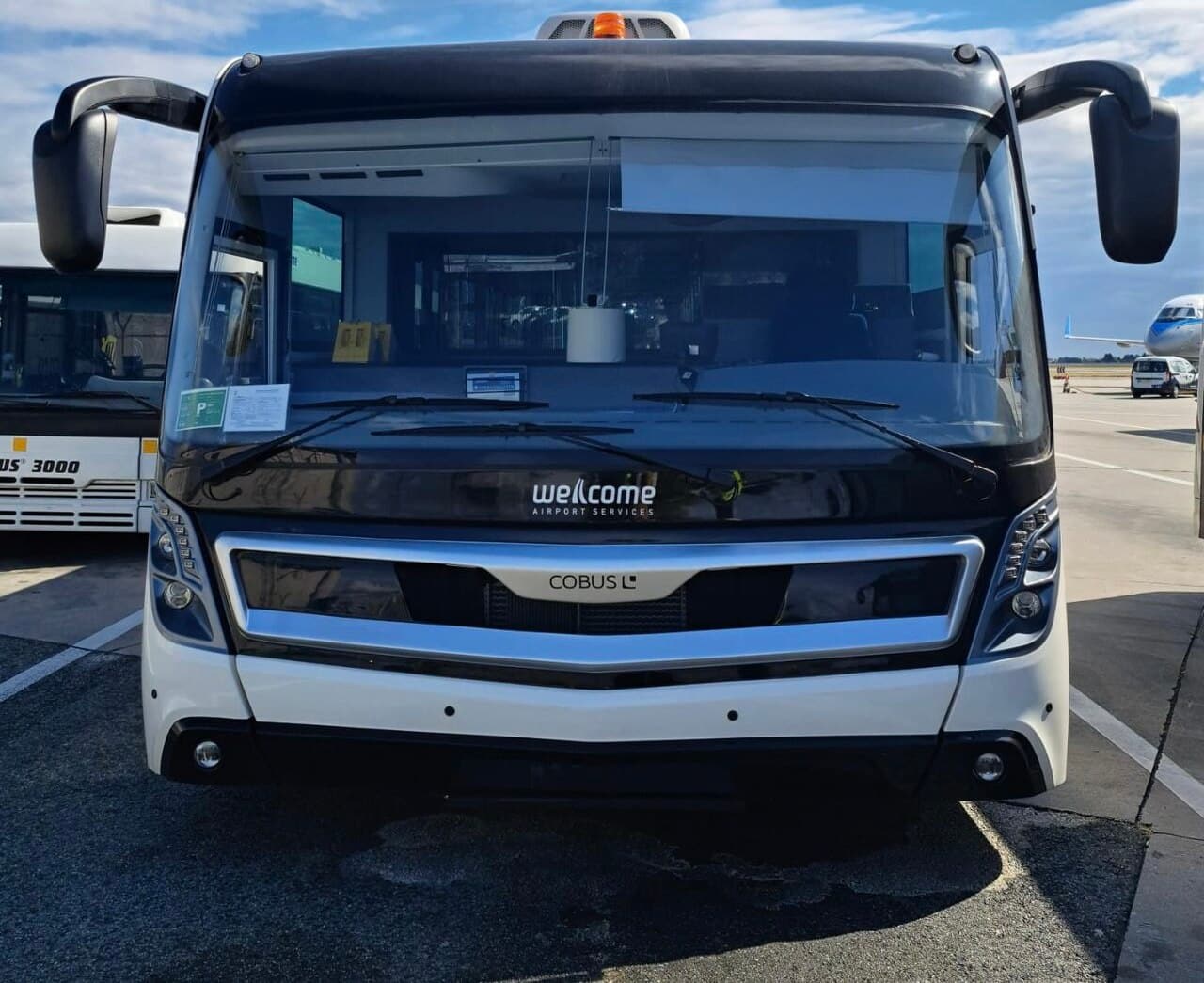 Infobus - Pierwsze od lat nowe autobusy lotniskowe Cobus w Polsce. Cały czas z silnikami diesla