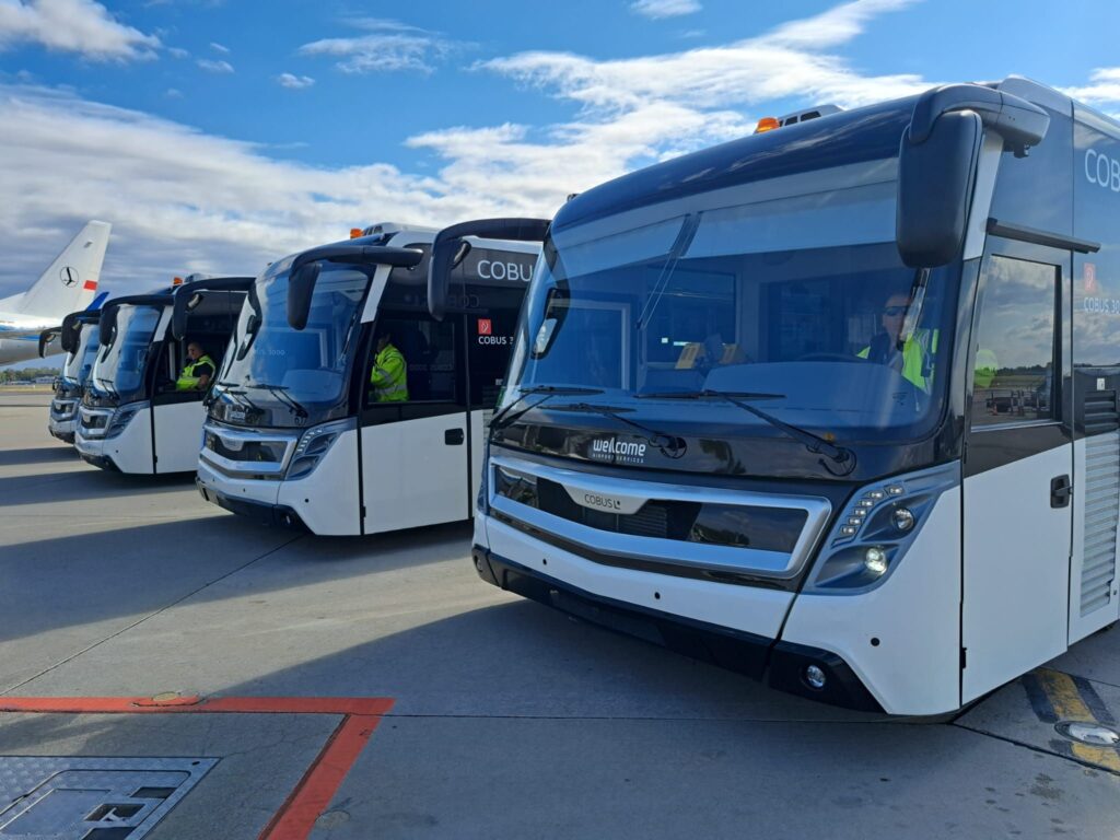 Welcome Airport Services wzmacnia flotę – pięć autobusów COBUS 3000 na Lotnisku Chopina
