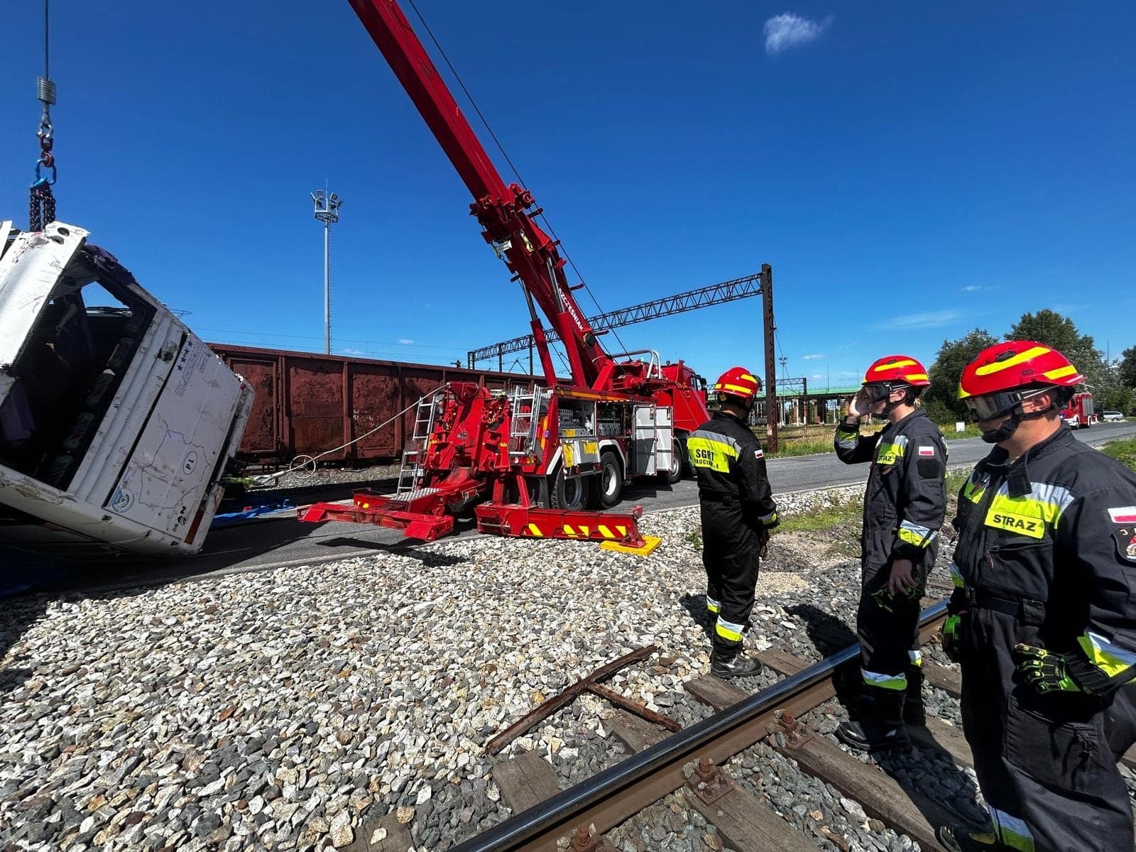 Infobus - Strażacy trenowali zderzenie autobusu z pociągiem. „Rotator” w akcji