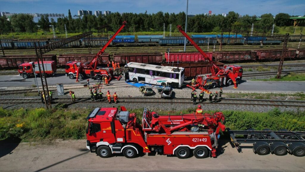 Ćwiczenia: Autobus wjechał w wagon kolejowy. Później wywrócił się na dwie osobówki / fot. OSP Węglewo