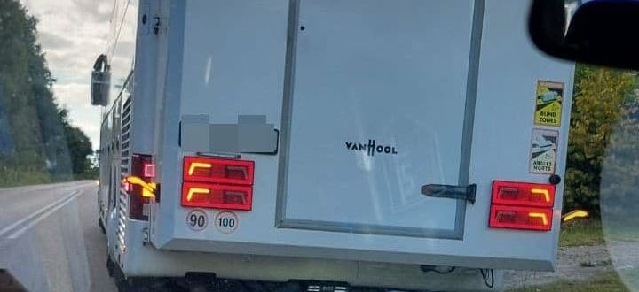 Autobus jechał Łubno z prędkością 105 km/h. Na pokładzie 60 pasażerów