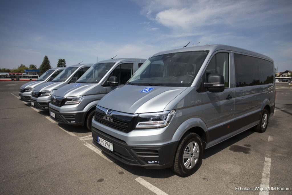 Flota MPK Radom wzbogaciła się o pięć MAN Lion’s City 12 i cztery nowe mikrobusy przystosowane do przewozu osób z niepełnosprawnościami / fot. UM Radom