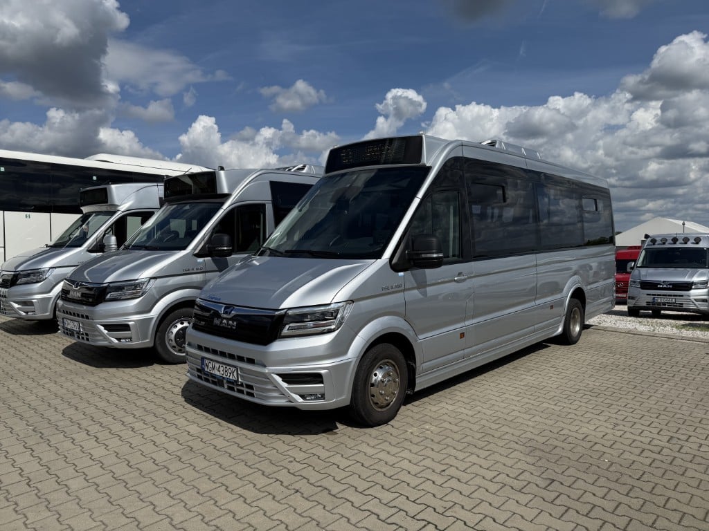 W lipcu 2025 roku firma ADAM‑TOURS Sp. z o.o. z Krakowa odebrała trzy nowe autobusy miejskie w formule najmu długoterminowego.