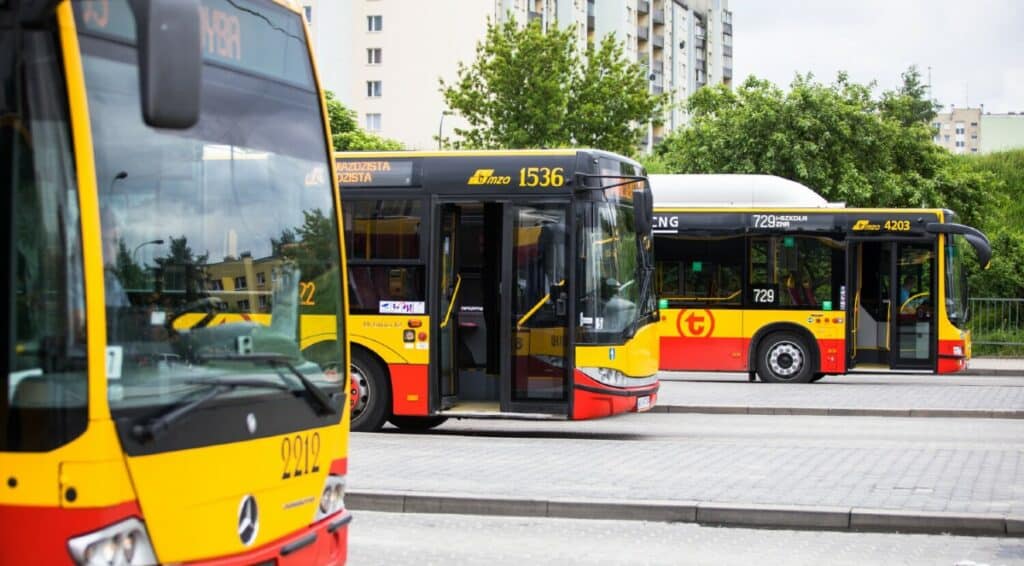 Wiceszef MSWiA: autobusy kupione ze środków na ochronę ludności nie tylko dla społeczności lokalnej / fot. UM Warszawa