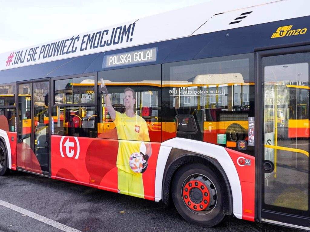 Warszawa szykuje pierwsze w Polsce autobusy przystosowane do ewakuacji – z rządową dotacją w tl