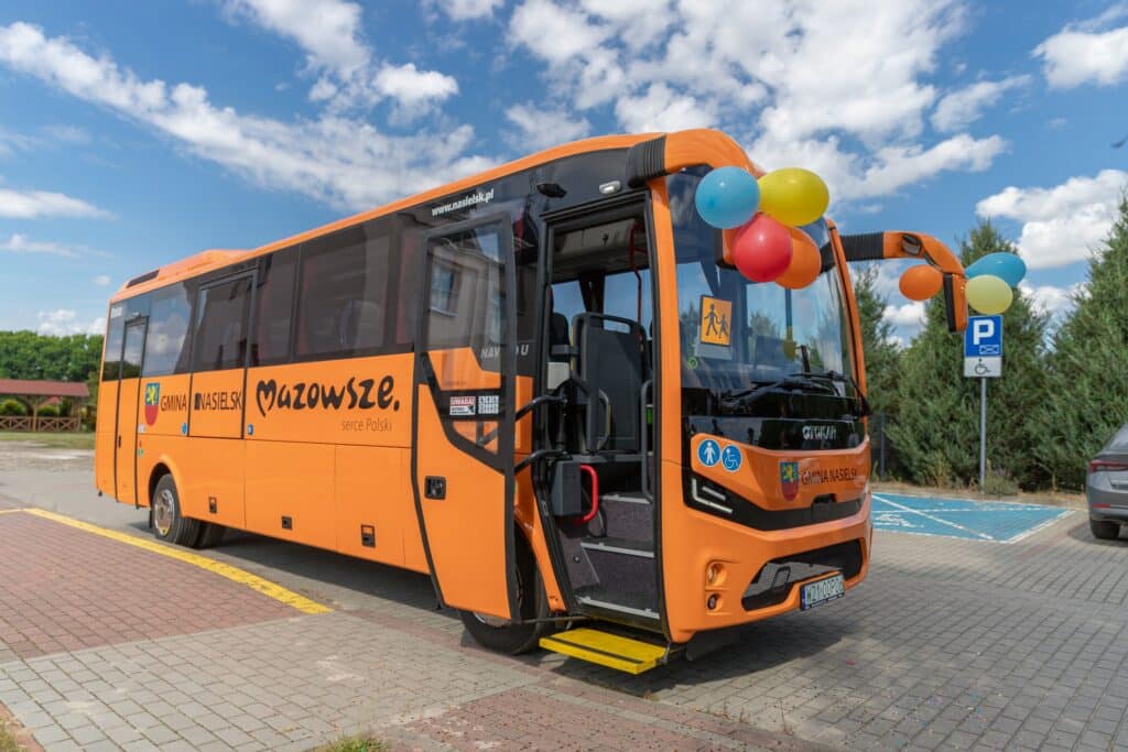 Gmina Nasielsk z nowym autobusem szkolnym. Otokar Navigo U już na miejscu
