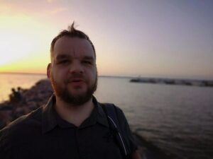 Wojciech Harmansa jest muzykiem zespołu Perły i Łotry. Zespół uchodzi za legendę polskiej sceny szantowej.