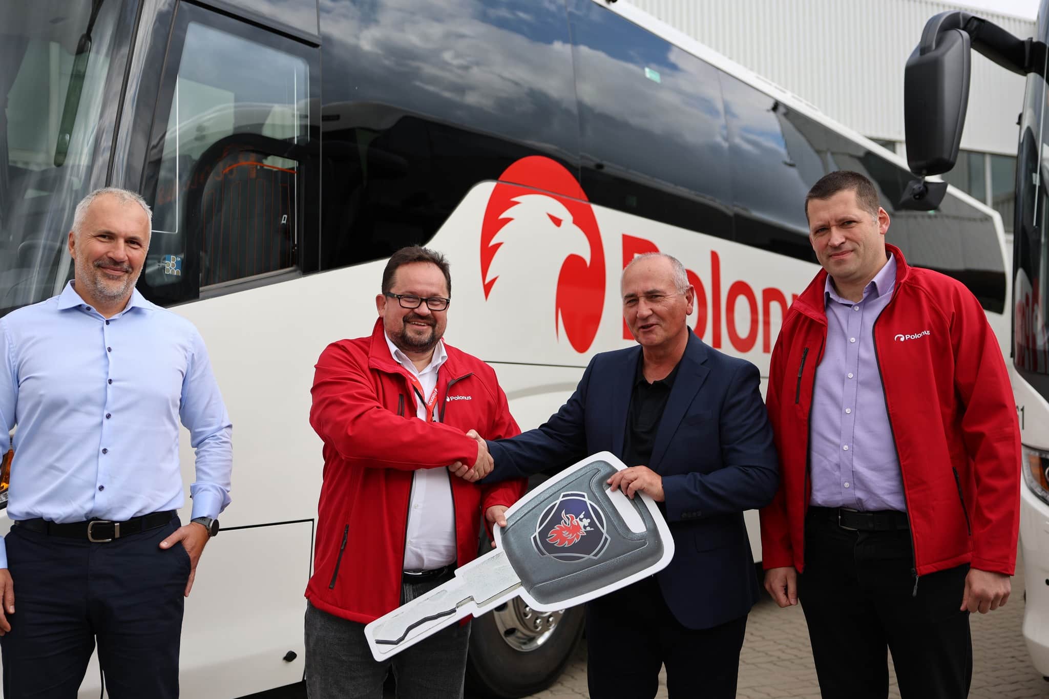 Infobus - Po ośmiu latach przerwy Polonus odebrał nowe autokary. Od starego dostawcy