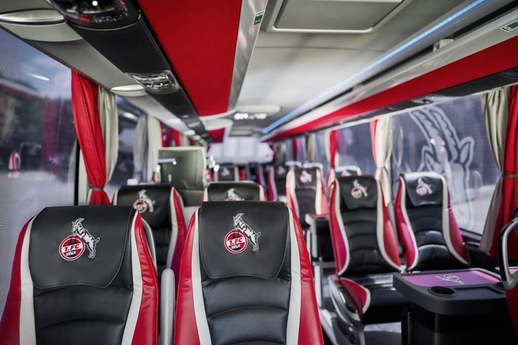 Bundesliga jeździ Setrą i Mercedesem – Daimler Buses króluje na rynku drużynowych autobusów