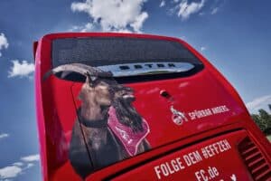 Bundesliga jeździ Setrą i Mercedesem – Daimler Buses króluje na rynku drużynowych autobusów