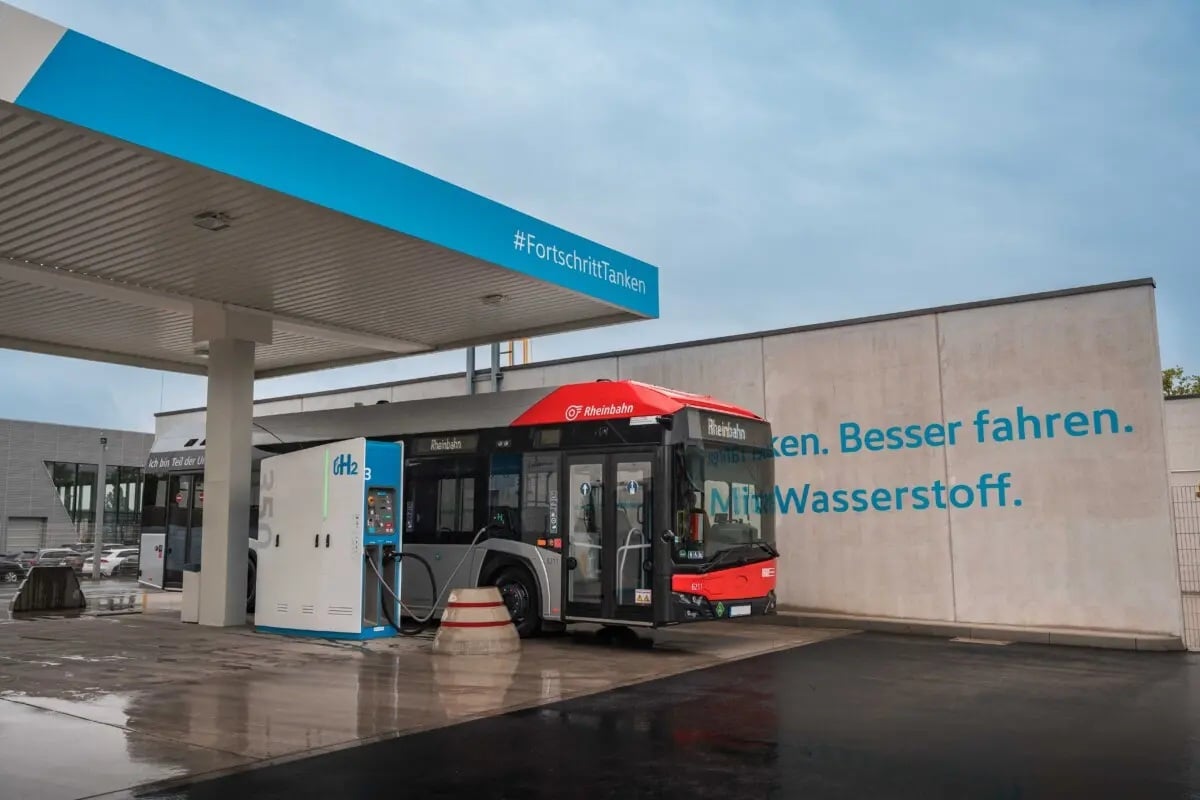 Infobus - Dusseldorf oficjalnie otworzył stację wodorową. Pod flotę 20 autobusów od Solarisa