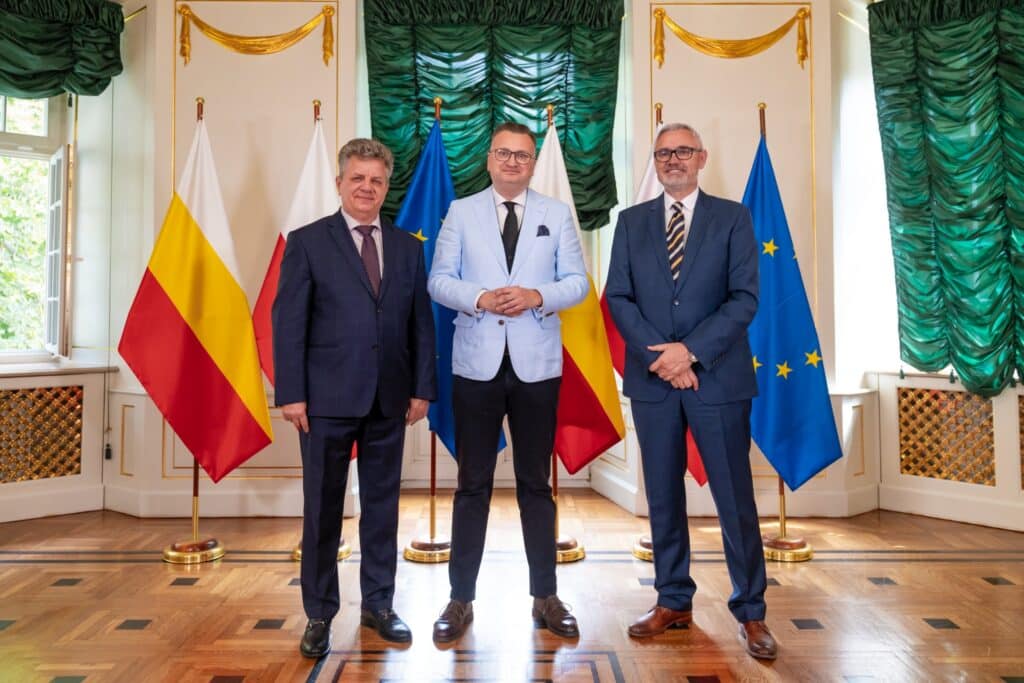 Białystok inwestuje w nowoczesną komunikację miejską. Umowa z Solarisem / fot. UM Białystok