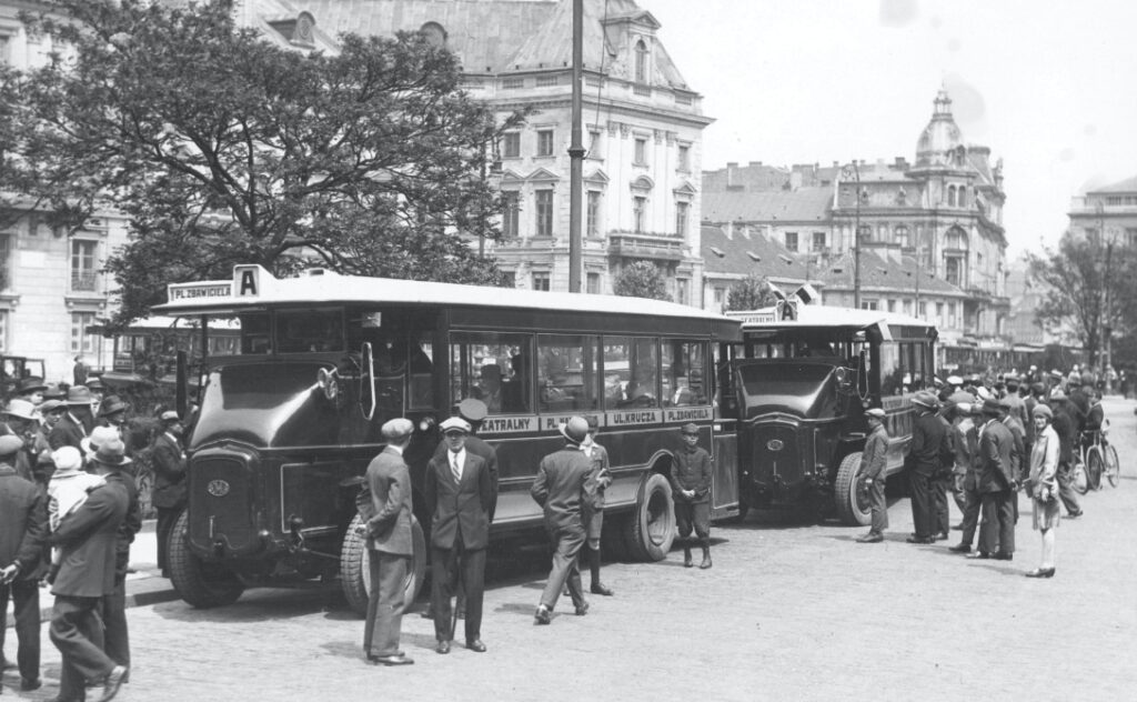 29 czerwca 1928 warszawiacy witają na placu Teatralnym autobusy, które po trzech latach wracają na warszawskie ulice. Na zdjęciu autobusy francuskie Somua na linii A z placu Teatralnego na plac Zbawiciela / fot. https://muzeum.mza.waw.pl