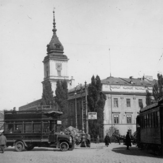 Autobus Saurer na placu Zamkowym, 1920. Foto: ze zbiorów Muzeum Warszawy
