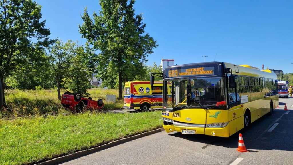 Katowice: Nissan wjechał w autobus miejski i dachował