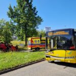 Wypadek w Katowicach: autobus zderzył się z osobówką, która dachowała