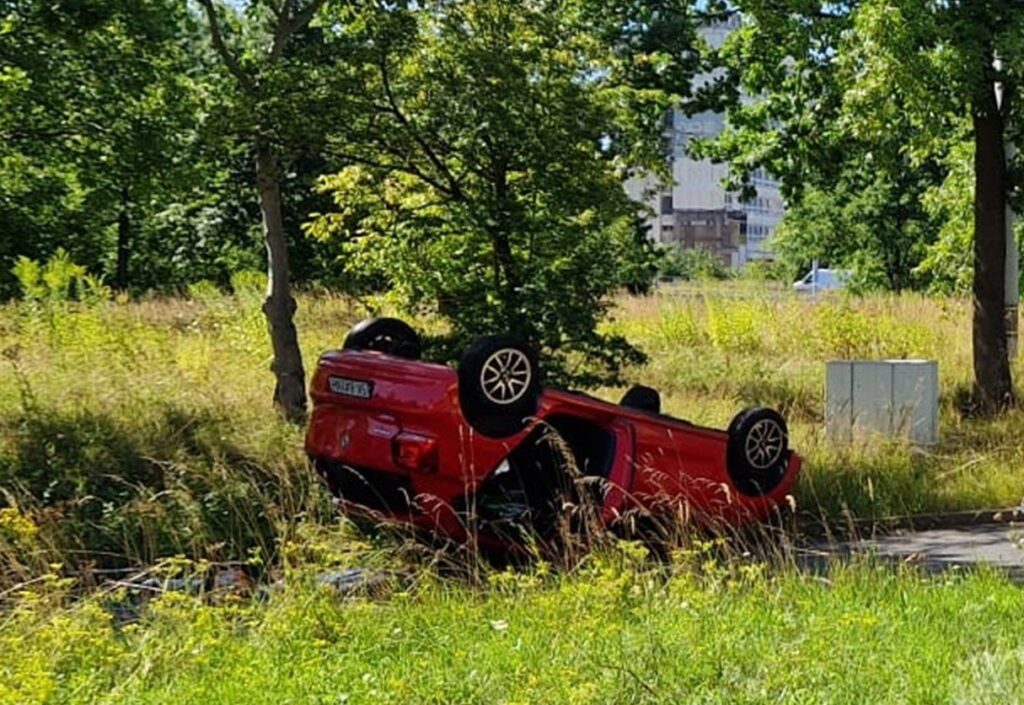 Wypadek w Katowicach: autobus zderzył się z osobówką, która dachowała / fot. Policja