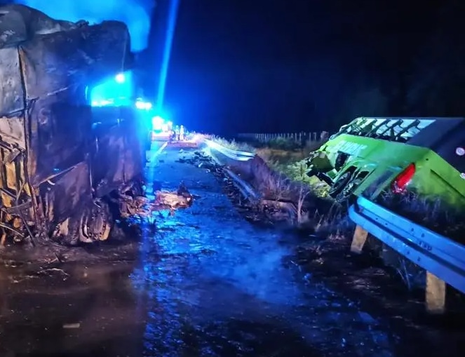 Warmińsko-Mazurskie: Ciężarówka wjechała w autokar na S7. Obaj kierowcy ranni