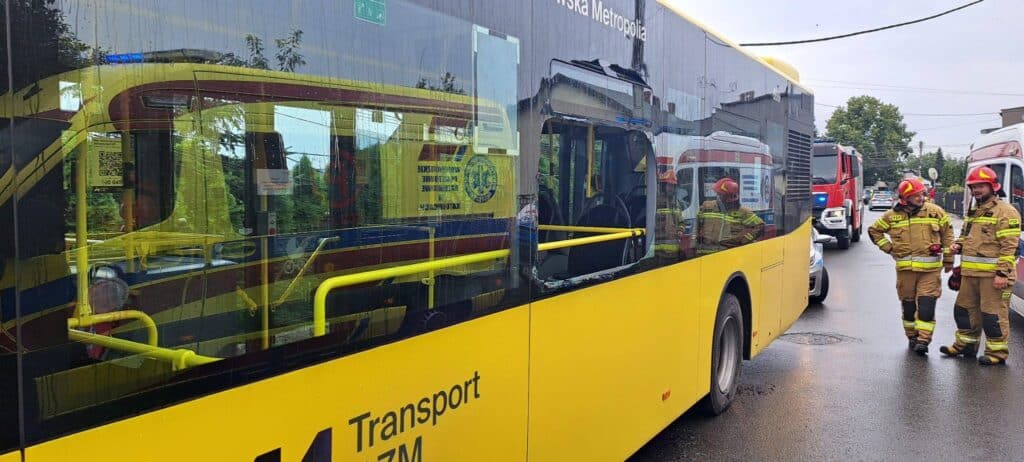 Tarnowskie Góry: Autobus miejski wbił się w słup. Kierująca zasłabła, pasażerka ranna