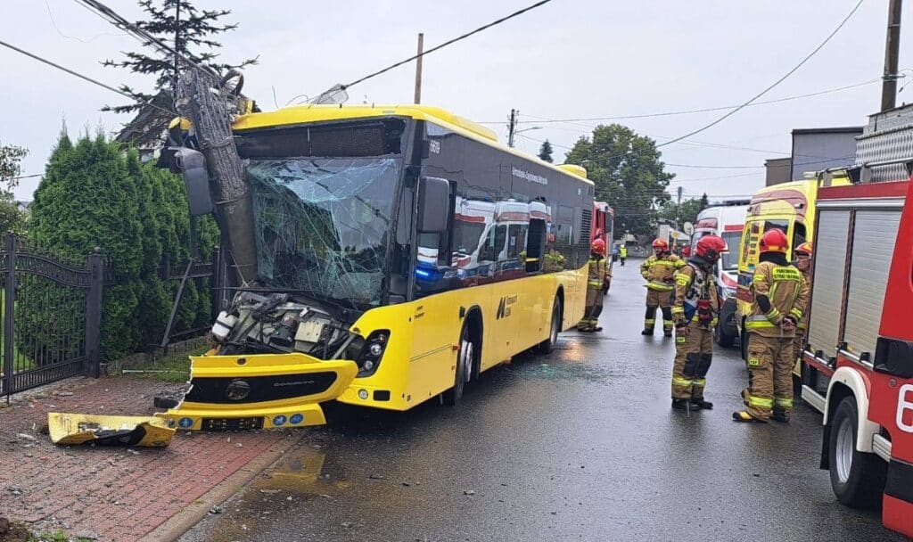 Tarnowskie Góry: Autobus miejski wbił się w słup. Kierująca zasłabła, pasażerka ranna