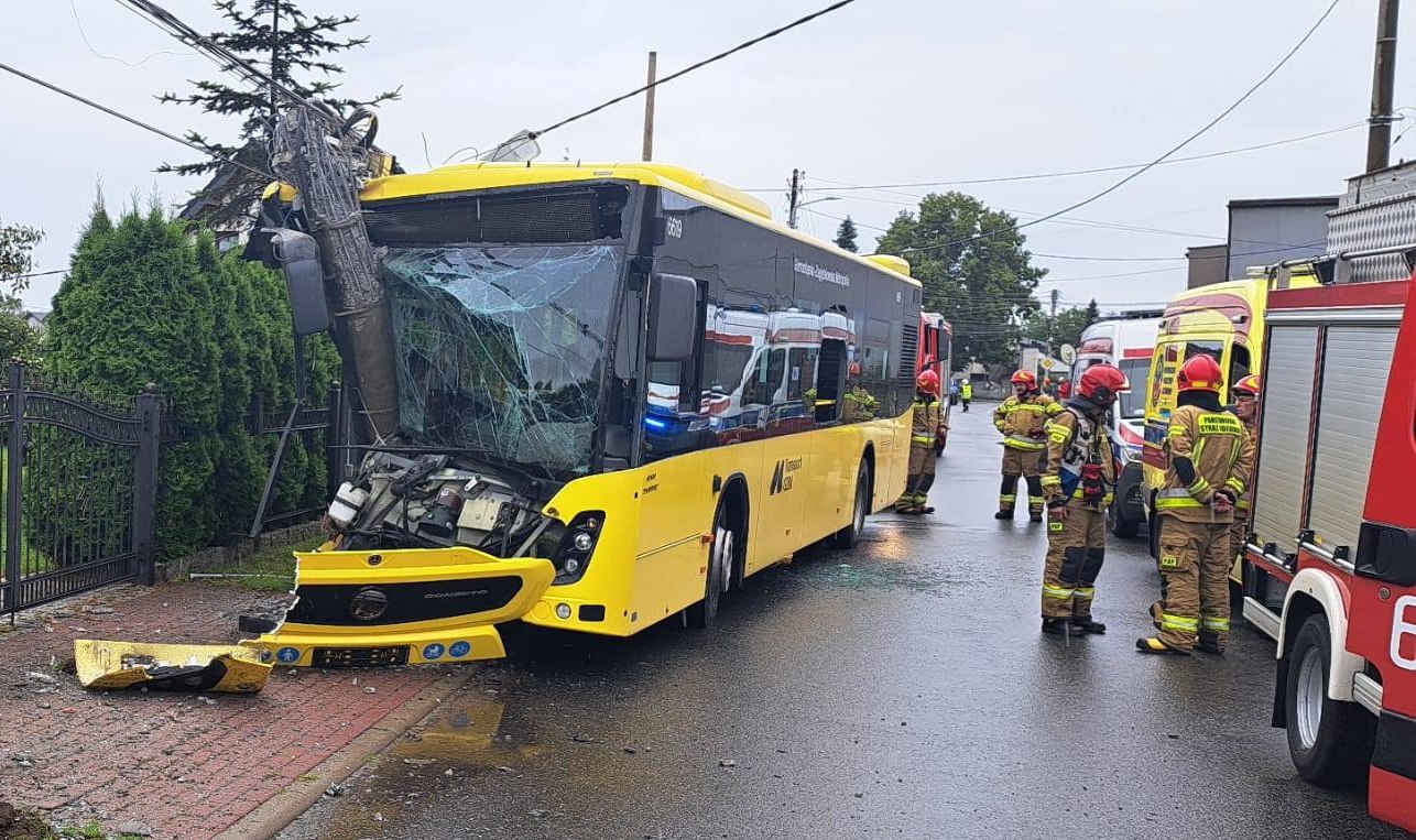 Infobus - Tarnowskie Góry: Autobus miejski wbił się w słup. Kierująca zasłabła, pasażerka ranna