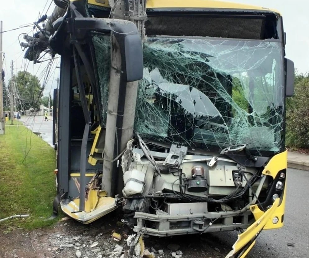 Tarnowskie Góry: Autobus miejski wbił się w słup. Kierująca zasłabła, pasażerka ranna