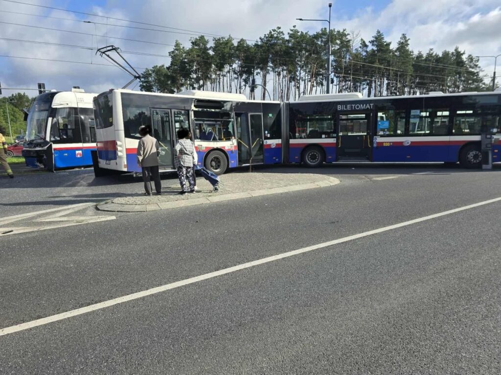 Wypadek na skrzyżowaniu Akademickiej i Korfantego w Fordonie./ dot. OSP Bydgoszcz