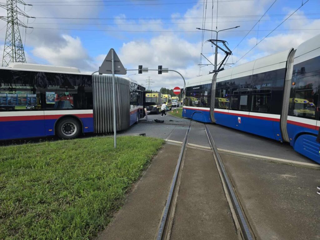 Wypadek na skrzyżowaniu Akademickiej i Korfantego w Fordonie./ dot. OSP Bydgoszcz