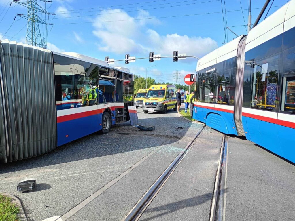 Zderzenie autobusu z tramwajem w Bydgoszczy. Dziewięć osób rannych