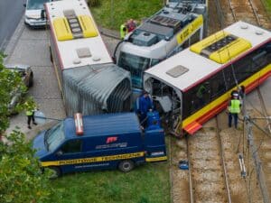 Wrocław: Kolizja tramwaju z autobusem na osiedlu Gaj. Zmiany tras tramwajów i autobusów