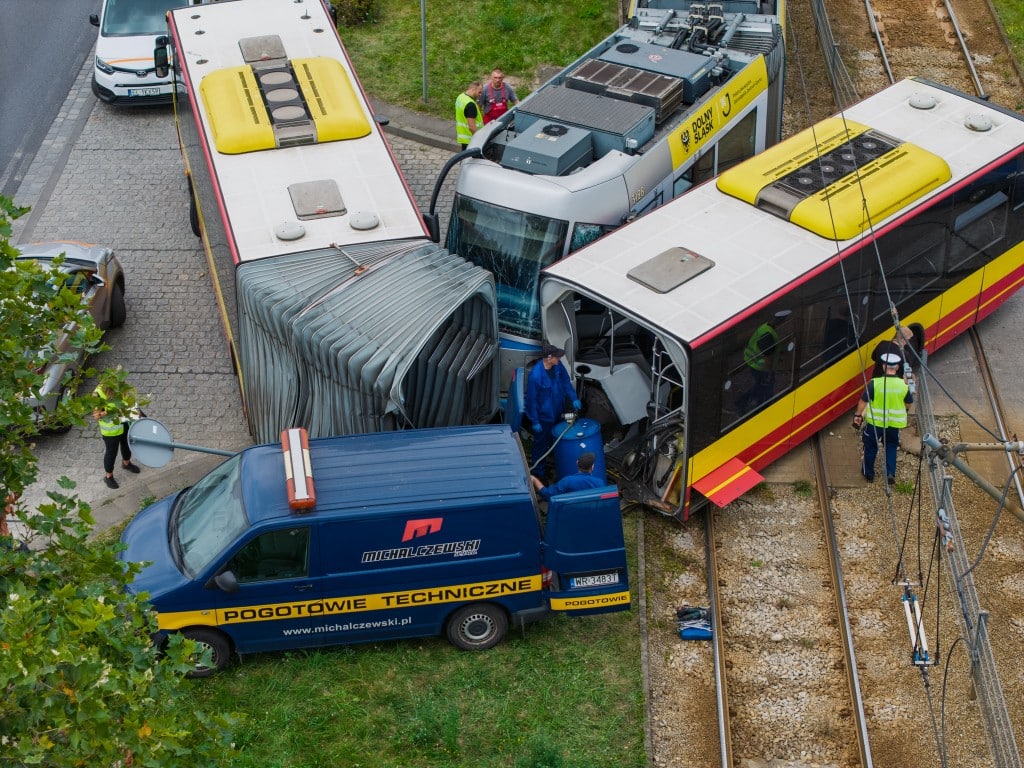 Wrocław: Tramwaj rozerwał autobus na pół. MPK wprowadza zmiany w kursowaniu