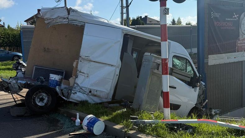 Zderzenie pociągu z dostawczakiem w Małopolsce. Ewakuowano 200 pasażerów foto: OSP Krzeszowice