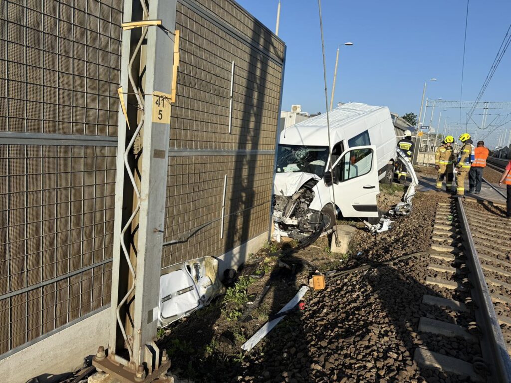 Zderzenie pociągu z dostawczakiem w Małopolsce. Ewakuowano 200 pasażerów foto: OSP Krzeszowice