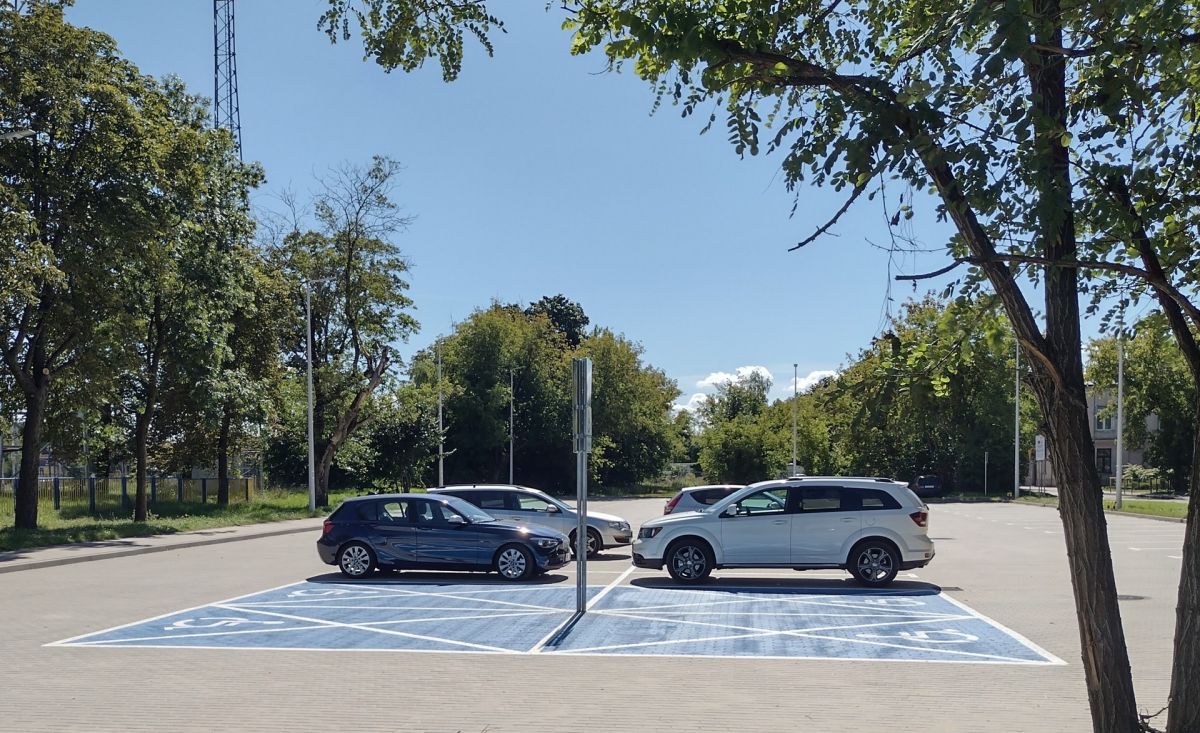 Inforail - Nowy parking przy stacji kolejowej w Mławie za blisko milion złotych. Podróżni zyskali 74 miejsca