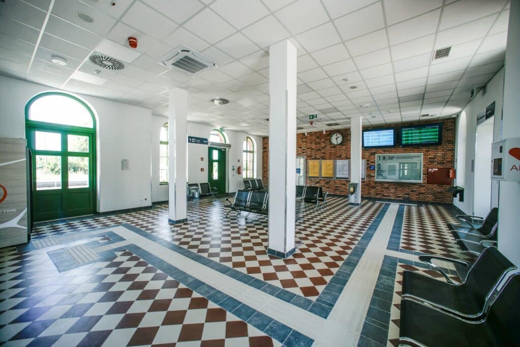 Dworzec kolejowy w Mogilnie po modernizacji. Historyczny obiekt zyskał nowe życie foto: PKP SA