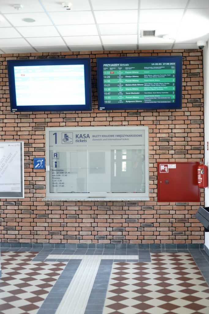 Dworzec kolejowy w Mogilnie po modernizacji. Historyczny obiekt zyskał nowe życie foto: PKP SA