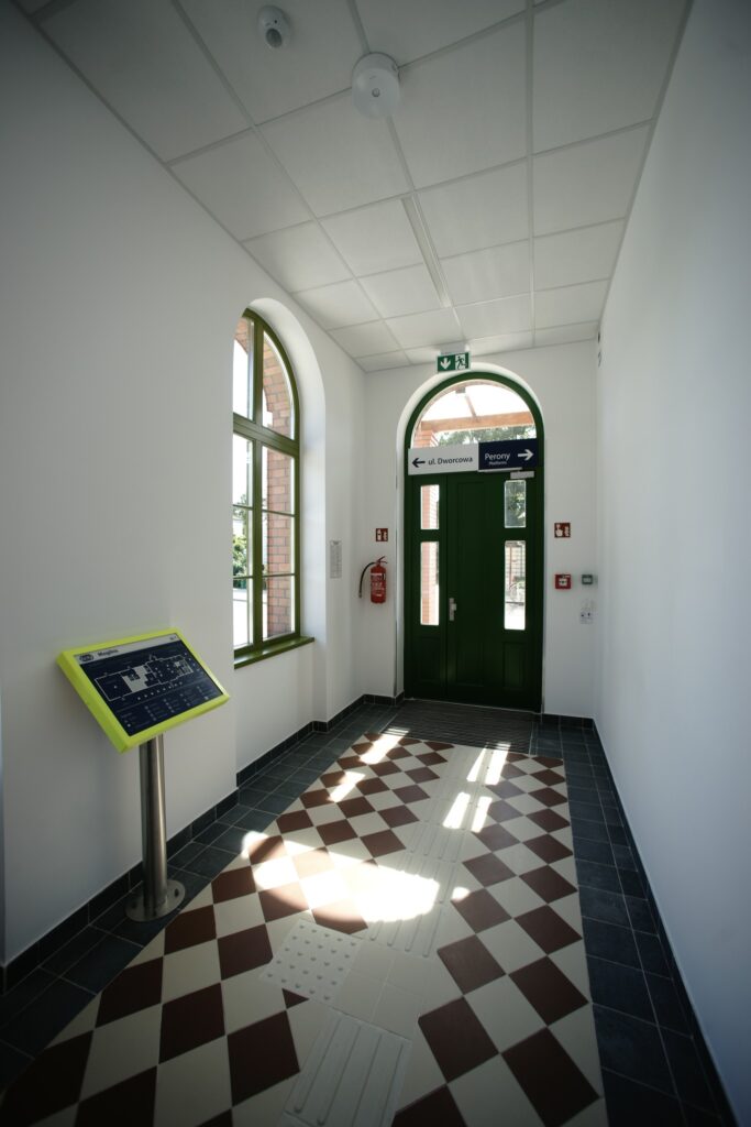 Dworzec kolejowy w Mogilnie po modernizacji. Historyczny obiekt zyskał nowe życie foto: PKP SA