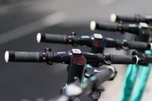 Dzielnica Wola przygotowuje się do wprowadzenia szerokich regulacji dotyczących korzystania z hulajnóg elektrycznych.