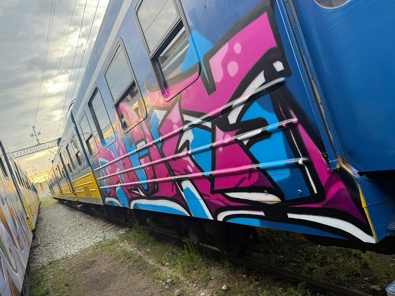 Nielegalne graffiti na pociągach SKM w Lęborku. Jeden ze sprawców zatrzymany foto: Policja