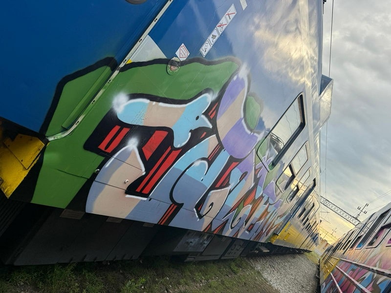 Nielegalne graffiti na pociągach SKM w Lęborku. Jeden ze sprawców zatrzymany foto: Policja