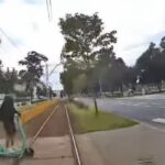 Hulajnoga pod tramwajem