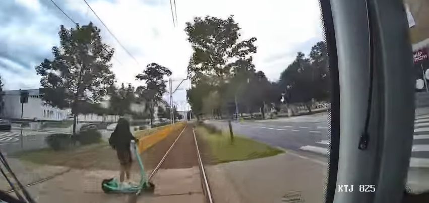 Niebezpieczna sytuacja w Szczecinie. Hulajnogą wprost pod tramwaj, w słuchawkach na uszach
